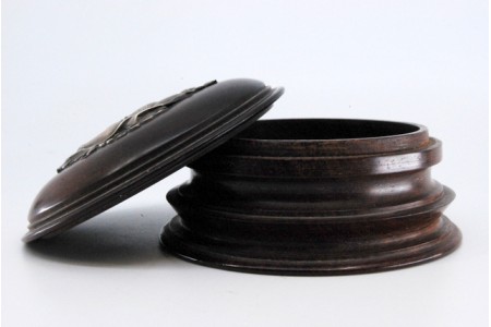 Guarda Joias em madeira com aplicação em prata na tampa em forma de flor e base redonda